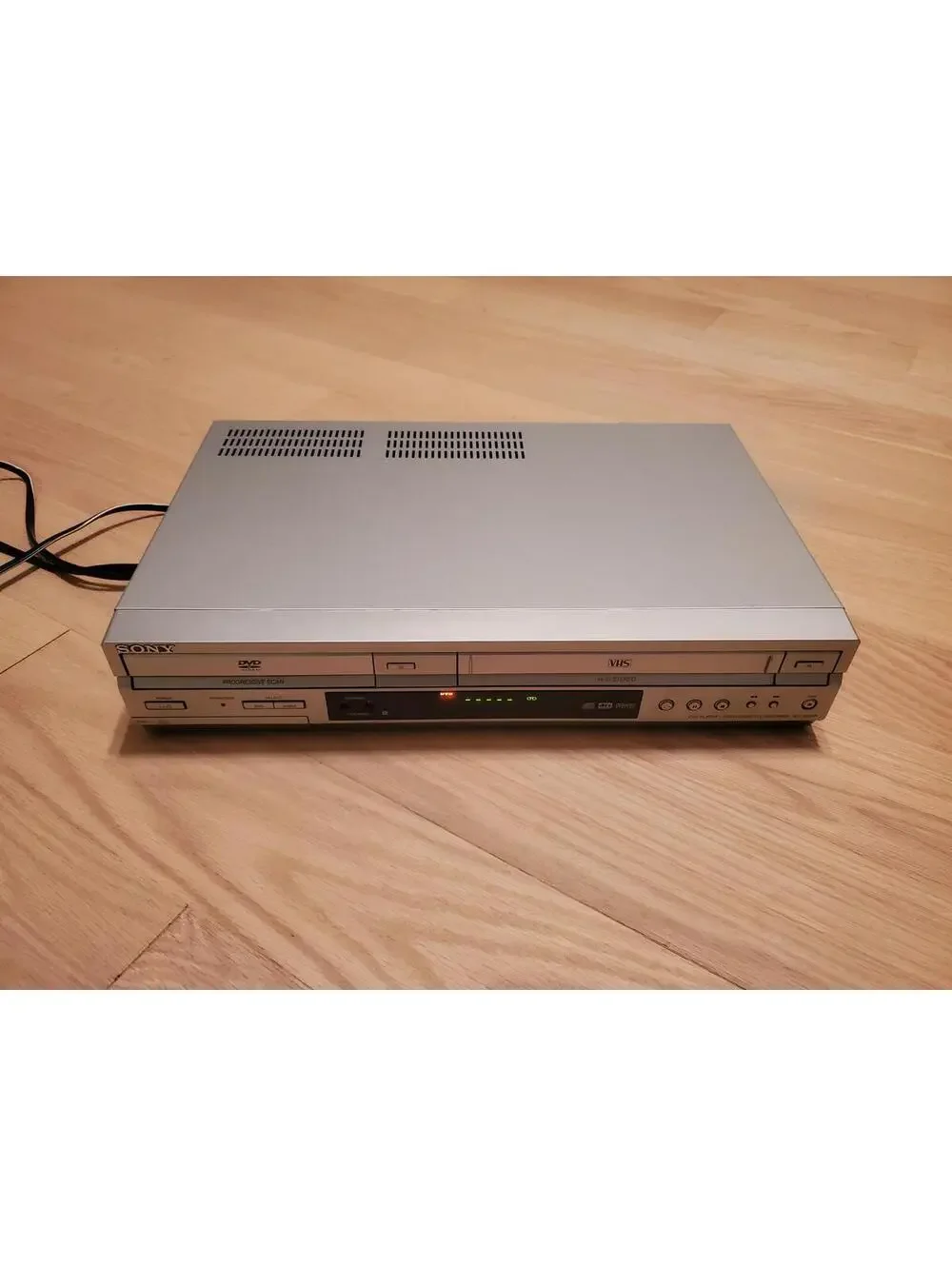 Sony SLV-D350P DVD Player and VHS Video Cassette Recorder Combo